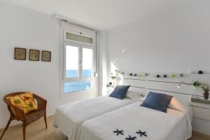 A bed or beds in a room at Apartment El Confital RF18 by VillaGranCanaria