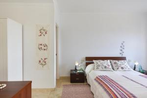 A bed or beds in a room at Apartment El Confital RF18 by VillaGranCanaria