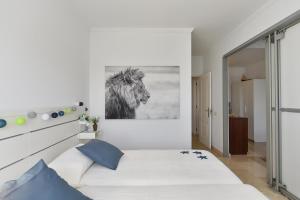 A bed or beds in a room at Apartment El Confital RF18 by VillaGranCanaria