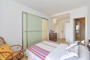 A bed or beds in a room at Apartment El Confital RF18 by VillaGranCanaria