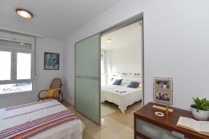 A bed or beds in a room at Apartment El Confital RF18 by VillaGranCanaria