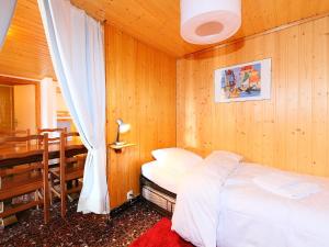 Cama o camas de una habitación en Apartment Rousserolles 1 by Interhome