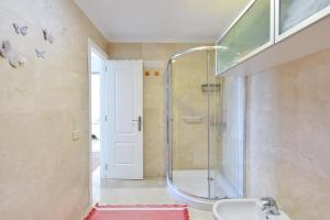 A bathroom at Apartment El Confital RF18 by VillaGranCanaria Még 30 kép