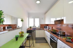 A kitchen or kitchenette at Apartment El Confital RF18 by VillaGranCanaria