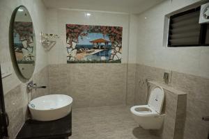 Kylpyhuone majoituspaikassa Hotel Golden Bliss