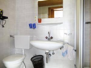 Kúpeľňa v ubytovaní Holiday Home Willi by Interhome