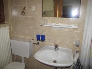 Kúpeľňa v ubytovaní Holiday Home Willi by Interhome