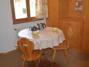 una mesa con dos tazas y un hervidor de agua. en Apartment Eldorado 321 by Interhome, en Verbier