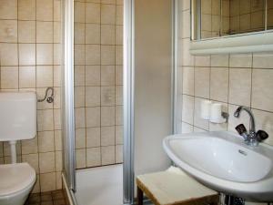 La salle de bains est pourvue d'un lavabo et de toilettes. dans l'établissement Apartment Schusterhäusl - MHO755 by Interhome, à Schwendau