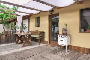 Patio alebo iná vonkajšia časť ubytovania Pajta Apartman