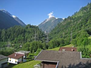 ein kleines Dorf in einem Tal mit Bergen in der Unterkunft Apartment Kitzsteinhorn by Interhome in Winklerdörfl