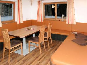 ein Esszimmer mit einem Holztisch und Stühlen in der Unterkunft Apartment Edelweiss - MHO527 by Interhome in Ramsau im Zillertal