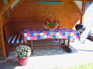 einen Tisch und eine Bank mit Blumen drauf in der Unterkunft Apartment Spörr by Interhome in Matrei am Brenner