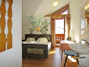 sypialnia z łóżkiem i umywalką w obiekcie Apartment Heisenhaus-2 by Interhome w mieście Ramsau im Zillertal
