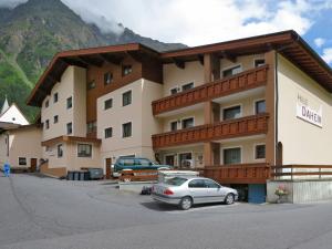 ein Hotel mit einem davor geparkt in der Unterkunft Apartment Daheim – Wildspitz - PZT380 by Interhome in Plangeross