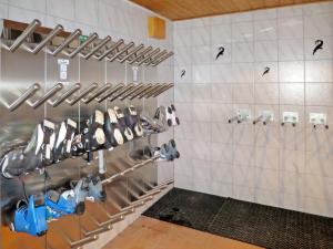 een badkamer met veel wastafels en spiegels aan de muur bij Apartment Daheim – Wildspitz by Interhome in Plangeross