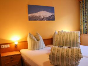 ein Hotelzimmer mit 2 Betten und einem Berg in der Unterkunft Apartment Apart Grazia - PTZ150 by Interhome in Prutz