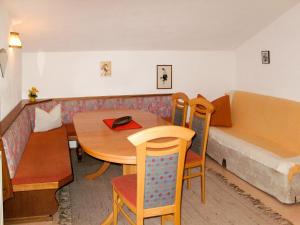 フリースにあるApartment Leni - FIE151 by Interhomeのテーブル、椅子、ベッドが備わる客室です。