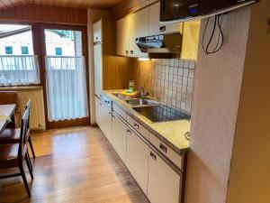 Kuchyň nebo kuchyňský kout v ubytování Apartment Haus Grazia by Interhome