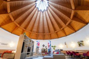 ein Wohnzimmer mit einer großen Holzdecke in der Unterkunft dreamcation - Ehemalige KIRCHE mit Haus bis 25 Personen, 3D-Tour, Garten, Terrasse, BBQ in Kelheim