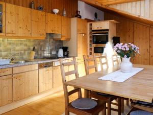 Kuchyň nebo kuchyňský kout v ubytování Apartment Leo by Interhome
