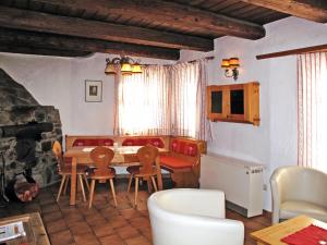 Zona de lounge sau bar la Holiday Home Solea - IST201 by Interhome