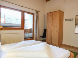 Posteľ alebo postele v izbe v ubytovaní Apartment Piz Mundin by Interhome