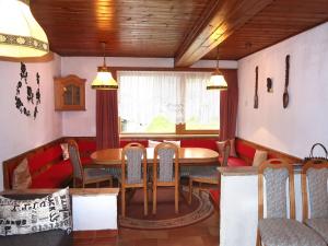 una sala da pranzo con tavolo e sedie di Apartment Anich by Interhome a Imst