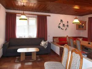 un soggiorno con un divano e un tavolo di Apartment Anich by Interhome a Imst