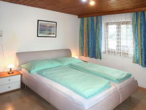 Rúm í herbergi á Apartment Anich by Interhome