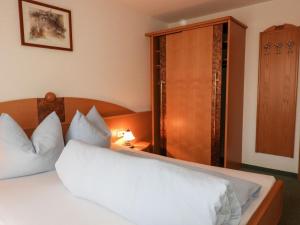 Postel nebo postele na pokoji v ubytování Apartment Bergfeld-2 by Interhome