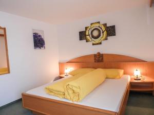 Postel nebo postele na pokoji v ubytování Apartment Bergfeld-2 by Interhome