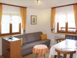 un soggiorno con divano e tavolo di Apartment Tyrol - TDL125 by Interhome a Tobadill