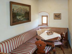 Area tempat duduk di Apartment Burg Biedenegg- Sigwein - FIE205 by Interhome
