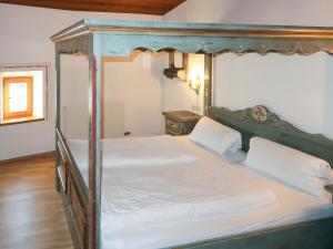 Tempat tidur dalam kamar di Apartment Burg Biedenegg- Sigwein - FIE205 by Interhome