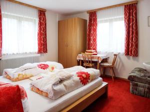 En eller flere senge i et værelse på Apartment Tyrol - TDL125 by Interhome