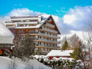 un edificio en la nieve frente a un edificio en Apartment Panoramic B1 by Interhome, en Nendaz