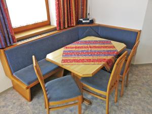 ein Tisch und Stühle mit einer Decke darüber in der Unterkunft Apartment Elfriede - SZU123 by Interhome in See