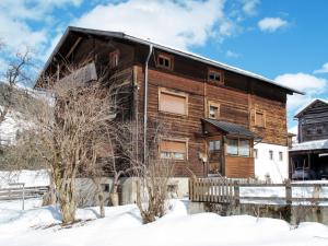 カップルにあるHoliday Home Ladner - KPL149 by Interhomeの雪の木造家屋