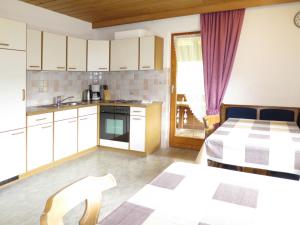 カップルにあるApartment Romantika - KPL351 by Interhomeのキッチン、ベッド1台、テーブルが備わる客室です。