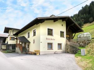 budynek z napisem "hola zmiana" w obiekcie Apartment Sailer-2 by Interhome w mieście Kappl