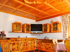 TV/trung tâm giải trí tại Holiday Home Schönblick by Interhome