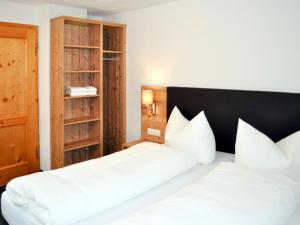 Giường trong phòng chung tại Holiday Home Schönblick by Interhome