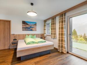 sypialnia z łóżkiem i dużym oknem w obiekcie Apartment Christoph-2 by Interhome w mieście Kappl +20 zdjęć
