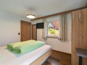 sypialnia z łóżkiem i oknem w obiekcie Apartment Christoph-2 by Interhome w mieście Kappl