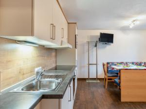 een keuken met een wastafel en een tafel bij Apartment Christoph - KPL370 by Interhome in Kappl