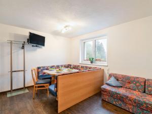 een woonkamer met een bank en een tafel bij Apartment Christoph - KPL370 by Interhome in Kappl