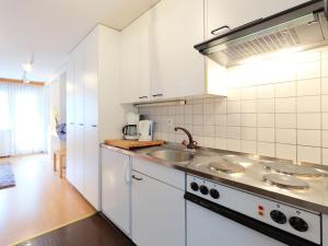 Kuchyň nebo kuchyňský kout v ubytování Apartment Sungold-2 by Interhome