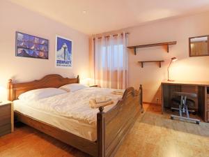 - une chambre avec un lit, un bureau et une télévision dans l'établissement Apartment Bodmen A by Interhome, à Zermatt