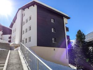 ein Gebäude mit einer Treppe, die zu ihm führt in der Unterkunft Apartment Dianthus-1 by Interhome in Zermatt
